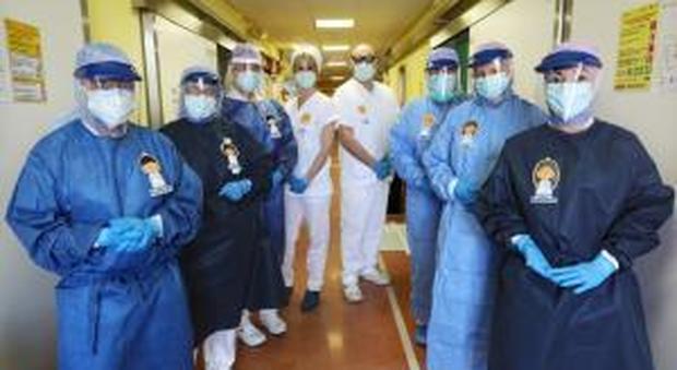 Coronavirus, «Indovina chi c'è dietro la mascherina?»: spille avatar per i medici del Sant'Orsola di Bologna