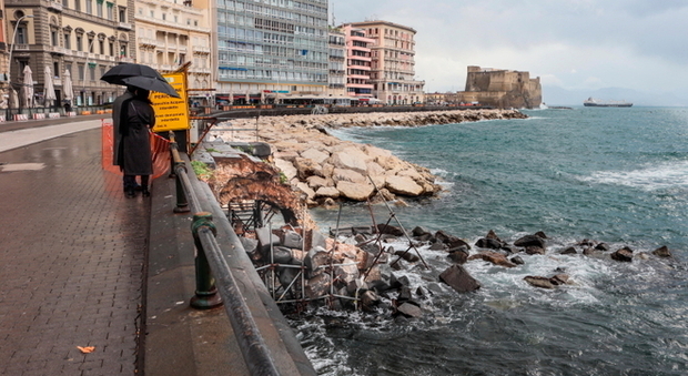 Lungomare di Napoli, lavori al palo dopo la mareggiata: la rivolta dei ristoratori