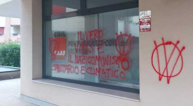 Uno dei messaggi deliranti in una sede Cgil contro il "nazicomunismo sanitario e climatico"