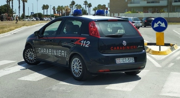 Porto Sant'Elpidio, le vicine di casa si picchiano in strada: per fermarle servono i carabinieri