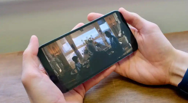 Il futuro delle soap opera? Puntate da 2 minuti su smartphone e TikTok. «Costi bassi e incassi da film»