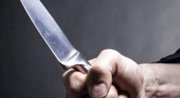 «Se usi Facebook ti ammazzo»: papà punta il coltello contro la figlia