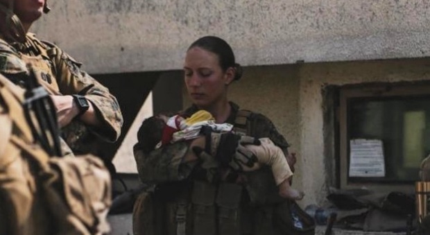 Nicole Gee, la marine che cullava il bimbo tra i marines uccisi nell'attacco all'aeroporto di Kabul