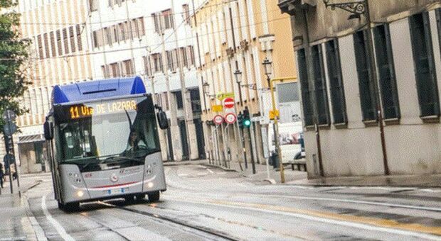 Padova, fumo sul bus vicino alla fermata della scuola: l'autista fa scendere 50 studenti