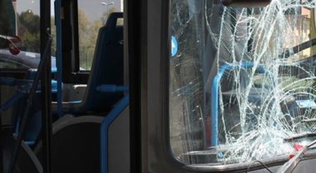 Bottiglia piena di ghiaccio sfonda il parabrezza del bus: choc per conducente e donna incinta