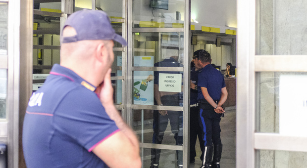 Napoli, un 69enne ruba cellulare a una donna nella Posta: arrestato