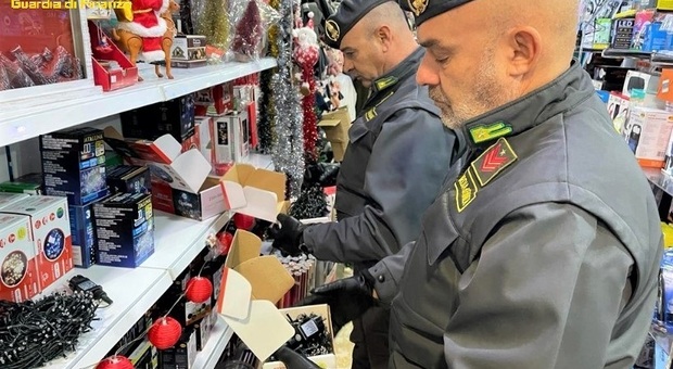 Maxi sequestro di prodotti contraffatti: 215mila oggetti sotto sigillo tra cosmetici e bigiotteria