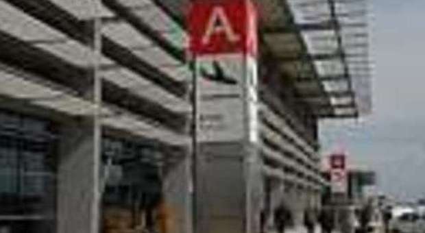 Ancona, aereo fuori pista per il vento: scoppia un incendio, chiuso l'aeroporto
