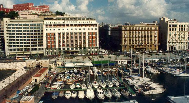 Follia a Napoli, gli alberghi del lungomare sono pieni: minaccia i dipendenti per avere una camera