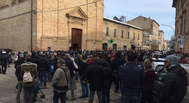 Castignano, funerali di Marco e Paola Il parroco: "Non si può morire di turbina"