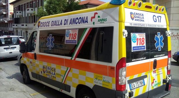 Ancona, travolta da un'auto che sta facendo inversione: grave in ospedale