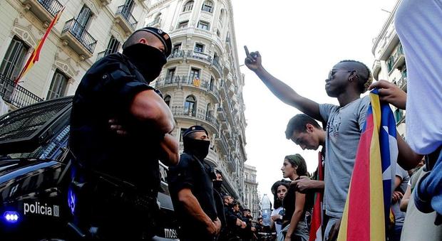 Catalogna, strappo nel caos. Martedì lo sciopero generale