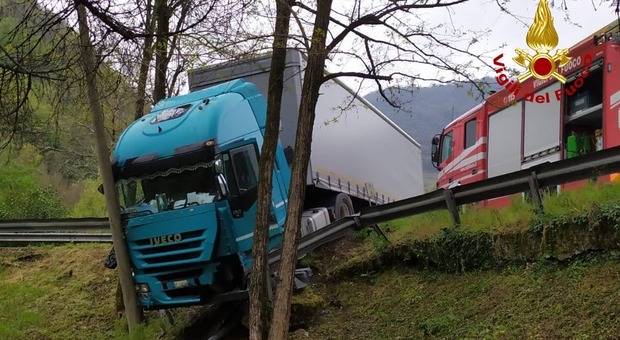 Camion esce di strada e sfonda il guardarail: disagi per la viabilità a Malo