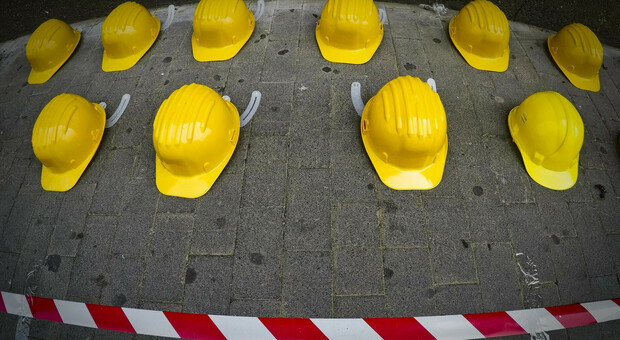 Operaio travolto e ucciso da un palo, tragedia sul lavoro nel modenese: è morto sul colpo