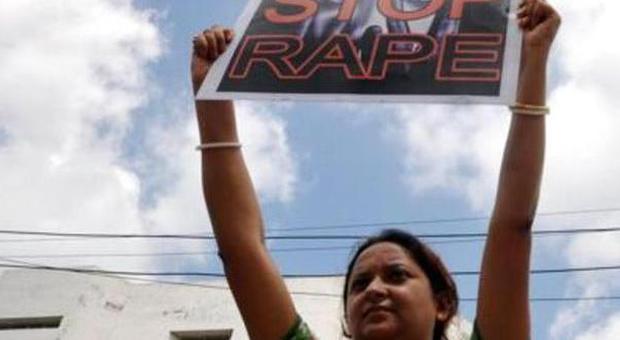 Rapiscono turista e la violentano per 12 giorni: tre uomini arrestati in India