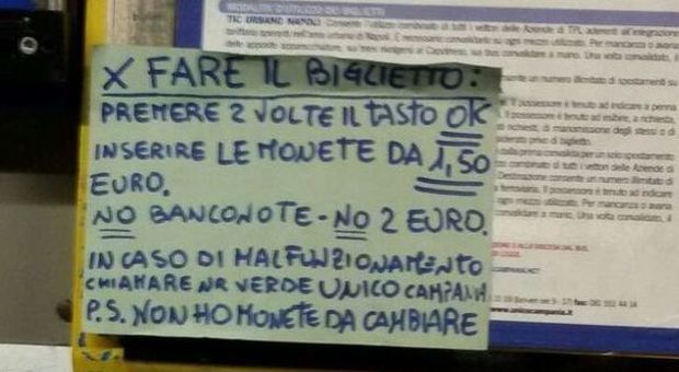 Napoli, per fare il biglietto in metro «si accettano solo monete da 1,50 euro»: l'ilarità del web