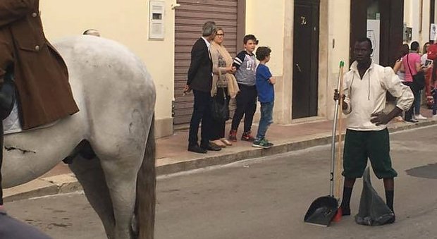 Bitonto, polemica sul corteo storico: profughi usati per ripulire lo sterco dei cavalli