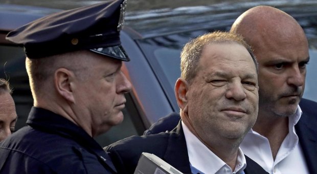 Weinstein si consegna alla polizia di Ny: «Accusa di stupro»