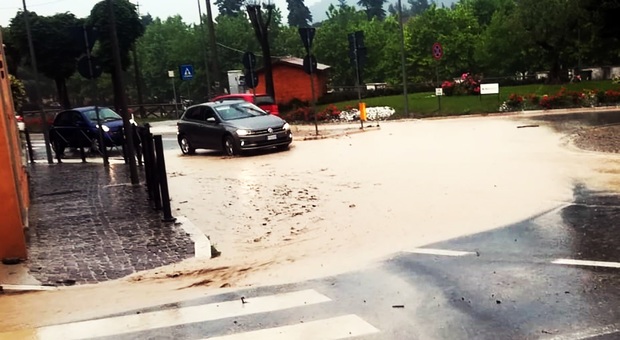 Fossombrone, fiume di acqua e fango invade la strada: «Colpa di un campo»