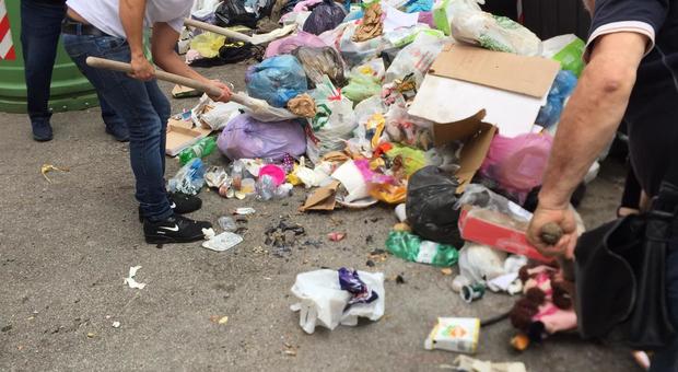 Roma, rivolta dei cittadini di Garbatella contro il caos rifiiuti. Prendono la pala e puliscono le strade dalla spazzatura FOTO