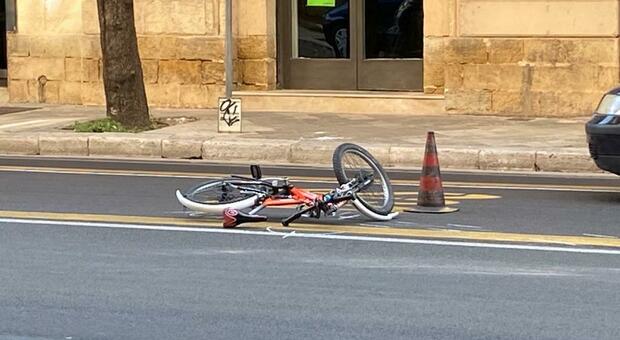 Scontro tra auto e bici in centro: un altro ciclista ferito. Salvemini: «Pronti a correttivi sulla bike line»
