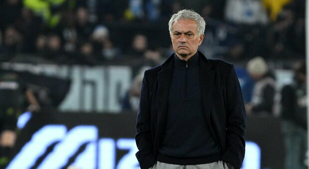 Roma, Mourinho: «Cambia tutto quando esce Dybala. Deluso da alcuni. Perso per un rigore moderno»