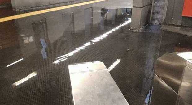 Roma, piove nella metro B: la stazione Marconi si allaga