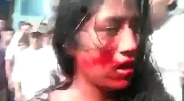 Sedicenne bruciata viva dalla folla: aveva ucciso un tassista
