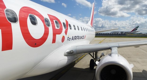 Roma, l'aereo per Lione "scompare", notte da incubo per i passeggeri: «Ignorati dalla compagnia»