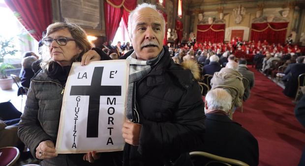 Anno giudiziario a Napoli, protesta del personale del Tribunale