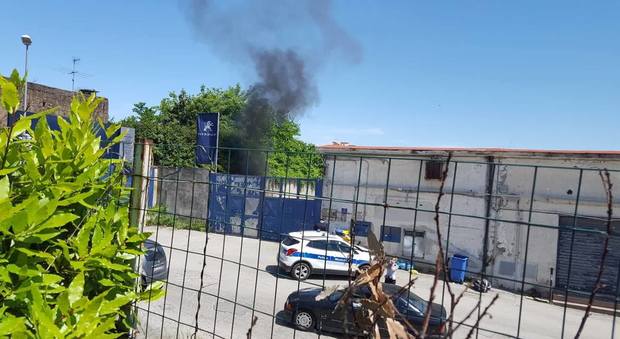 Fiamme in un deposito a Marano: colonna di fumo su tutta la città