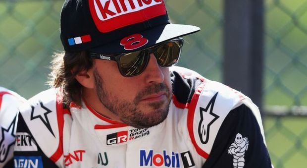 Fernando Alonso con la tuta della Toyota