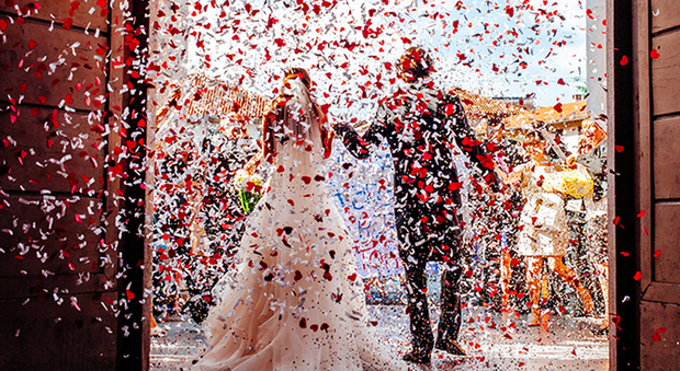 Lancio di coriandoli al matrimonio, il sindaco di Matera dice no: «Imbrattano le strade»