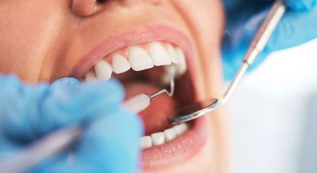 Il dentista dimentica di sterilizzare gli strumenti, oltre 500 pazienti a rischio contagio per epatite e HIV