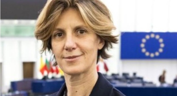 Ue, la 46enne Laureti subentra a Sassoli: «Una rosa bianca per l'Europa Patria dei diritti e del dialogo»