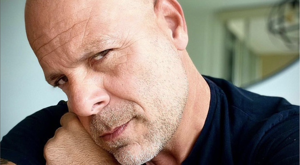 Bruce Willis, l'afasia e il ritiro dalle scene: «Segnali preoccupanti sul set». Cosa è accaduto