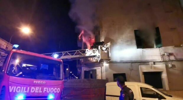 Incendio in un appartamento nella notte, evacuato un palazzo del centro