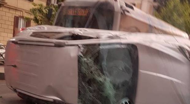 Roma, auto si ribalta sui binari del tram a Viale Liegi: conducente ferito