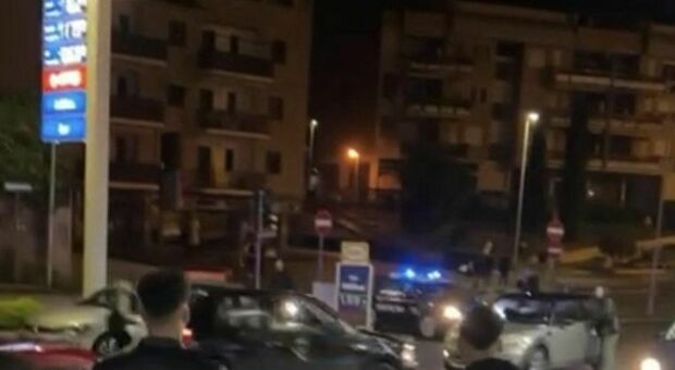 Rissa tra giovani fuori dalla discoteca, auto in fuga e incidente: indagano i carabinieri Il video