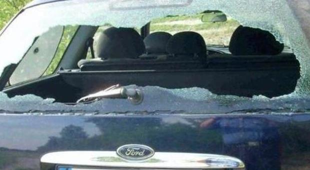 Auto devastate: il vandalo-ladro incastrato dalle gocce di sangue
