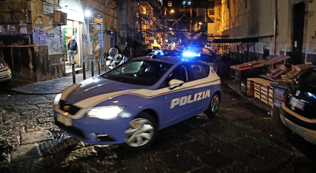 Napoli, sorpreso mentre tenta di rubare un'auto a Chiaia: arrestato 33enne