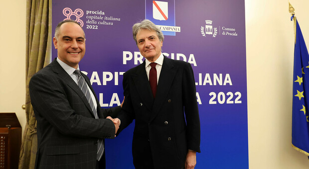 Il sindaco di Procida Dino Ambrosino con l'assessore regionale Felice Casucci
