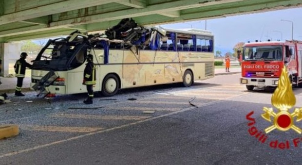 Autobus 'decapitato', l'autista calcola male l'altezza e si schianta contro un cavalcavia: l'incidente choc FOTO