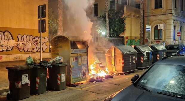 Incendi e atti vandalici in città: a fuoco i bidoni della spazzatura