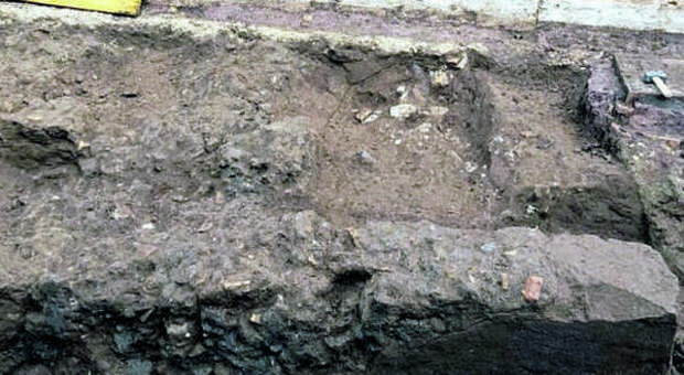 Serpentara, scavano per i cavi elettrici e scoprono una tomba d'età imperiale