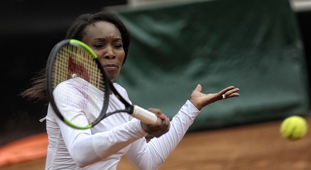 Smartphone mania per Venus Williams: occhio al cellulare durante gli allenamenti