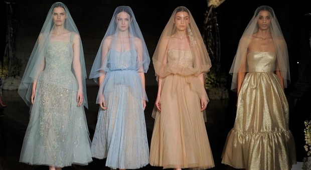 Coloratissimi, corti o a pantalone: ecco gli abiti da sposa più belli del 2019