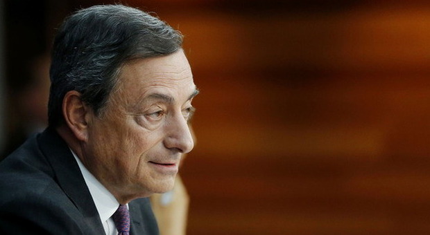 Bce, Draghi taglia il costo del denaro e le Borse volano