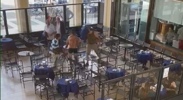 Un giovane ha distrutto il plateatico di un bar in centro a Montebelluna, episodio di disagio giovanile