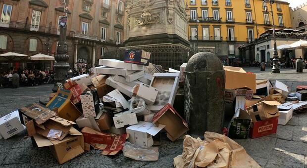 Napoli, turisti in fila per visitare i monumenti «accompagnati» da cumuli di rifiuti